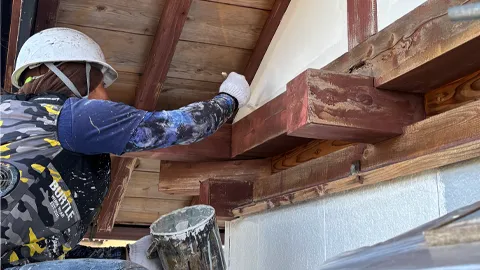 建物の外観を美しく彩るだけでなく、紫外線や雨風から構造体を守るための重要なメンテナンスです。熟練の職人が下地処理からていねいに行い、耐久性と意匠性を両立させた高品質な仕上がりを実現します。