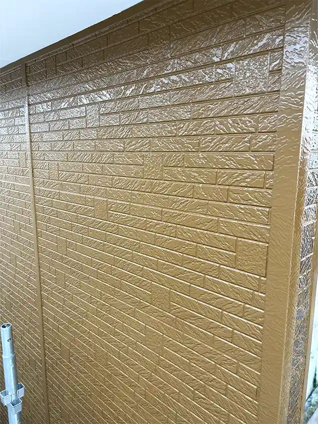 酒田市にある一般住宅の外壁を、多彩工法で塗り替えました。
複数の色や模様を組み合わせ、単色の塗装とは異なる、表情豊かな外壁に仕上げる工法です。
使用する塗料や施工方法によって、石材を思わせる質感など、さまざまな仕上がりを表現できます。