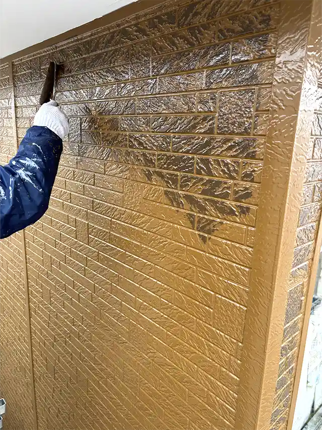 酒田市にある一般住宅の外壁を、多彩工法で塗り替えました。
複数の色や模様を組み合わせ、単色の塗装とは異なる、表情豊かな外壁に仕上げる工法です。
使用する塗料や施工方法によって、石材を思わせる質感など、さまざまな仕上がりを表現できます。