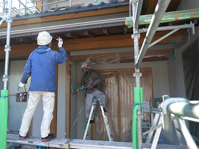 酒田市内にある2階建て住宅の外壁と軒天などを塗り替えました。
もともとは緑だった外壁は、落ち着いたグレーの外観へと生まれ変わりました。