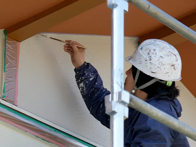 酒田市内にある2階建て住宅の外壁と軒天などを塗り替えました。
もともとは緑だった外壁は、落ち着いたグレーの外観へと生まれ変わりました。