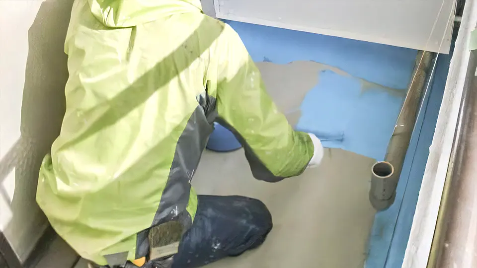 屋上やベランダなどに防水層を設け、雨水の浸入から建物を守ります。下地や既存の防水層の状態、使用状況に合わせて、ウレタン防水やシート防水などの工法をご提案します。